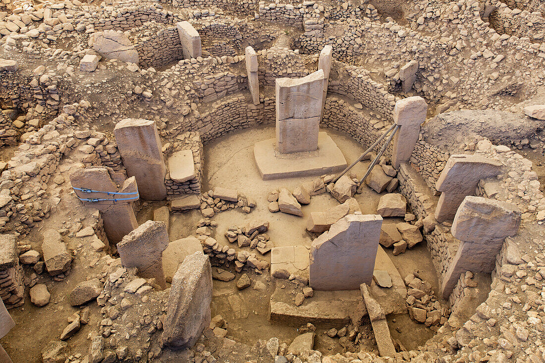 Große kreisförmige Strukturen mit massiven Steinsäulen, neolithische Ausgrabungsstätte Gobekli Tepe aus dem 10. Jahrtausend v. Chr., UNESCO-Weltkulturerbe, Potbelly Hill, Sanliurfa, Türkei, Kleinasien, Asien