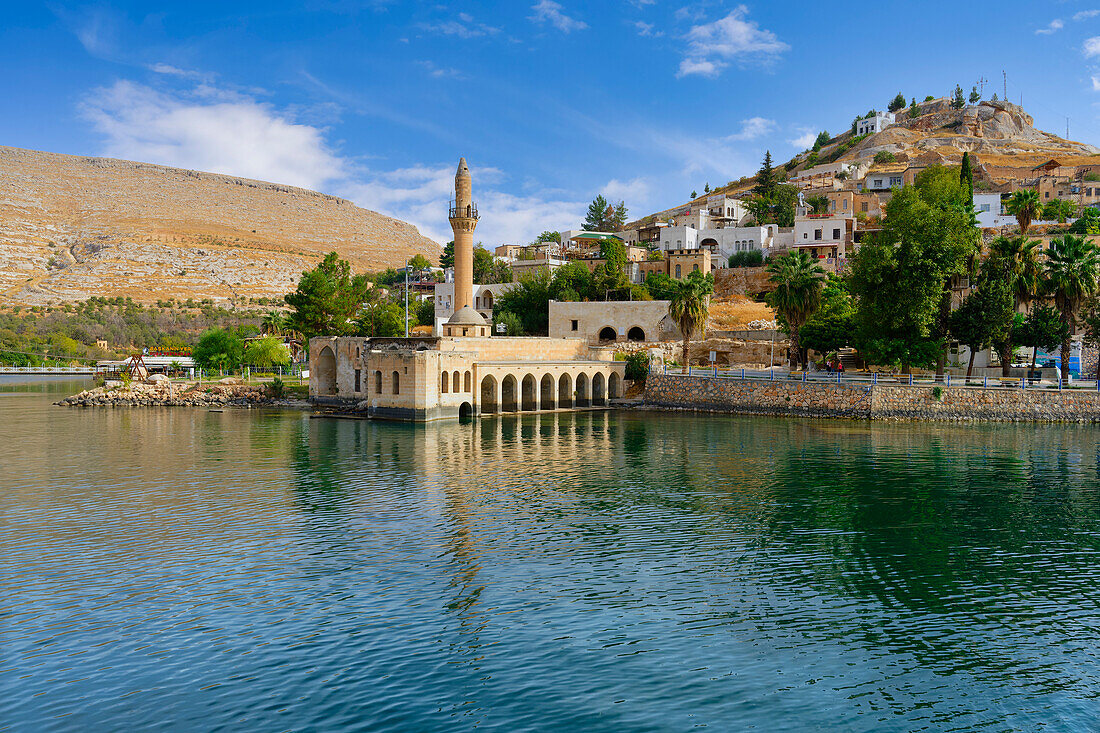 Teilweise überflutete Moschee von Eski Halfeti aufgrund des Baus des Birecik-Damms am Euphrat, Alt-Halfeti, Türkei, Kleinasien, Asien