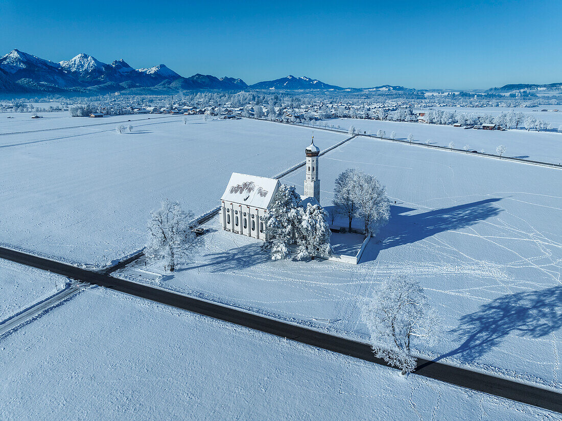 Luftaufnahme der Wallfahrtskirche St. Coloman bei Schwangau, Schwaben, Bayerische Alpen, Bayern, Deutschland, Europa