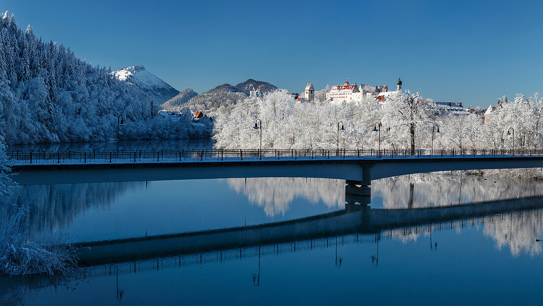 Blick über den Lech mit Kloster St. Mang und Hohem Schloss, Fussen, Schwaben, Bayerische Alpen, Bayern, Deutschland, Europa