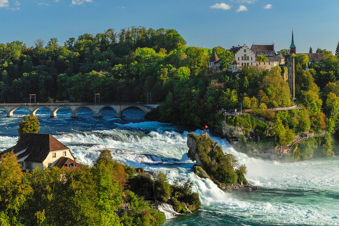 Rheinfall bei Schaffhausen mit Schloss Laufen, Neuhausen bei Schaffhausen, Kanton Schaffhausen, Schweiz, Europa