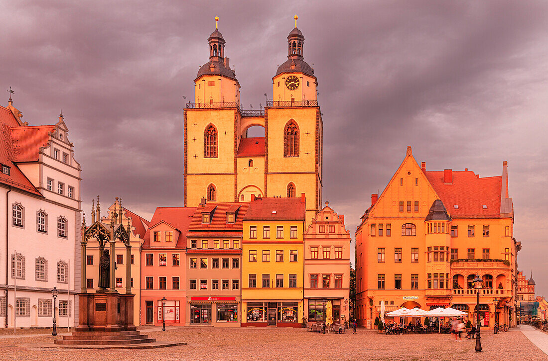 Stadtkirche St. Marien mit Luther-Denkmal auf dem Marktplatz, Wittenberg, Sachsen-Anhalt, Deutschland, Europa