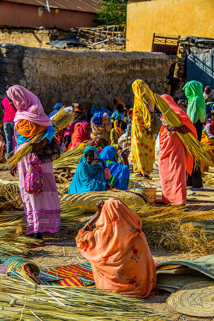 Frauen verkaufen ihre Waren auf dem bunten Montagsmarkt von Keren, Eritrea, Afrika