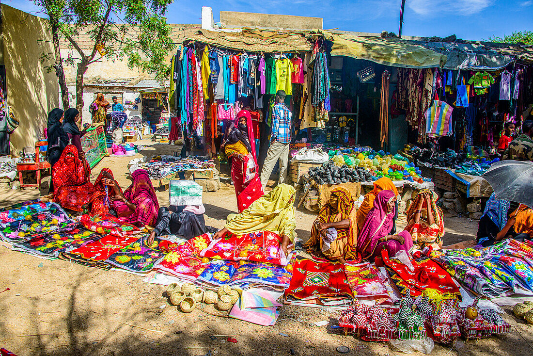 Waren zum Verkauf auf dem Montagsmarkt von Keren, Eritrea, Afrika