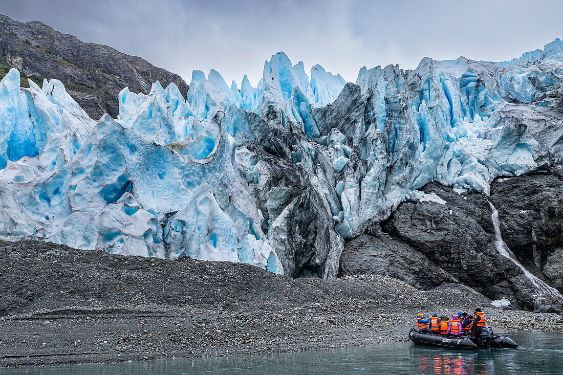 Touristen im Zodiac unterhalb des Aguila-Gletschers, Tierra del Fuego, Chile, Südamerika