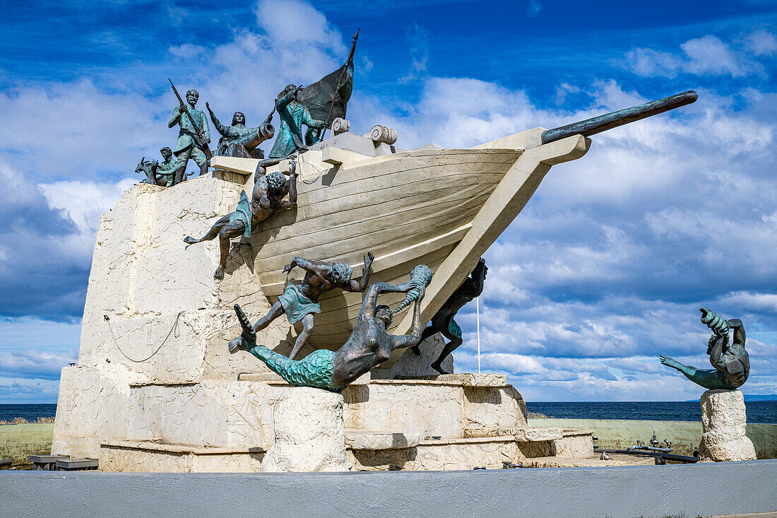 Monumento A Tripulantes Goleta Ancud, Uferlinie von Punta Arenas, Patagonien, Chile, Südamerika