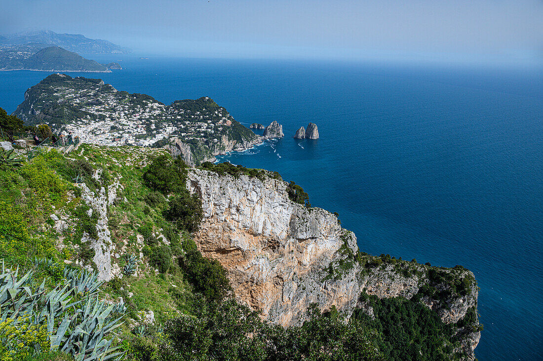 Blick über die Insel Capri, Golf von Neapel, Kampanien, Italien, Europa