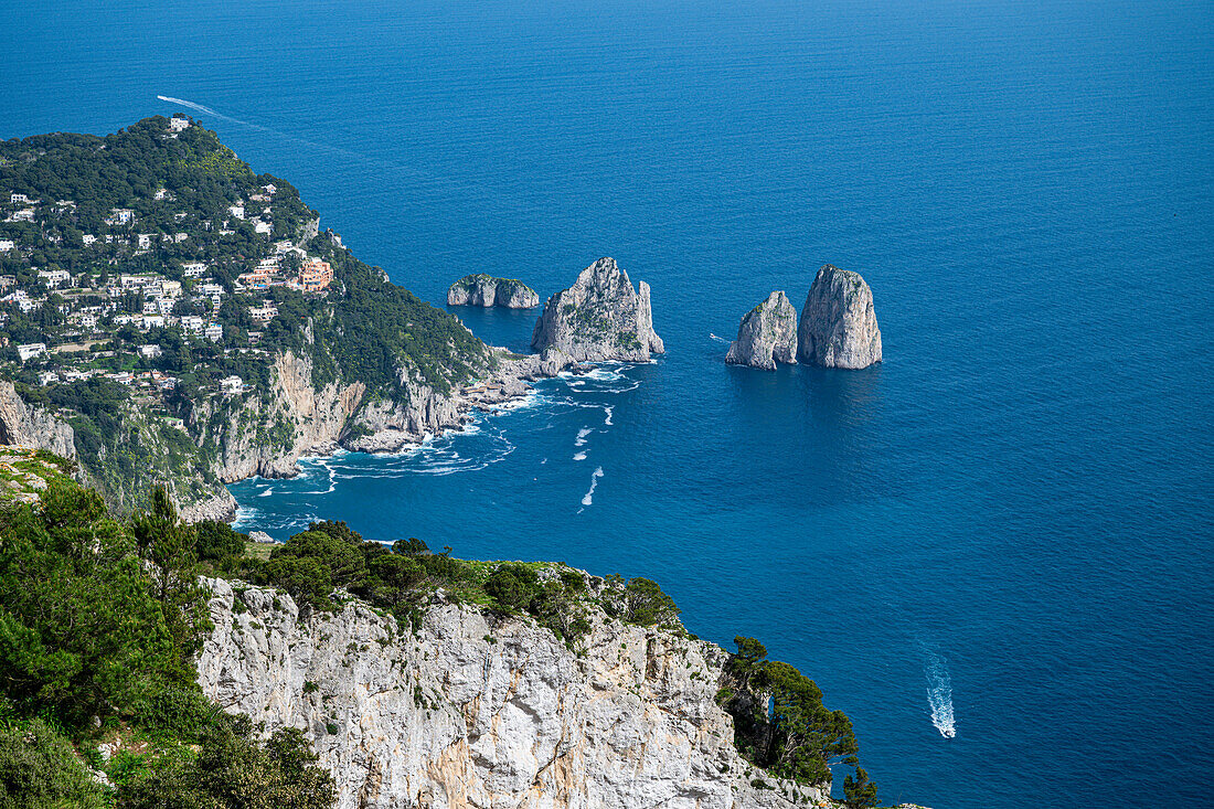 Blick über die Insel Capri, Golf von Neapel, Kampanien, Italien, Europa