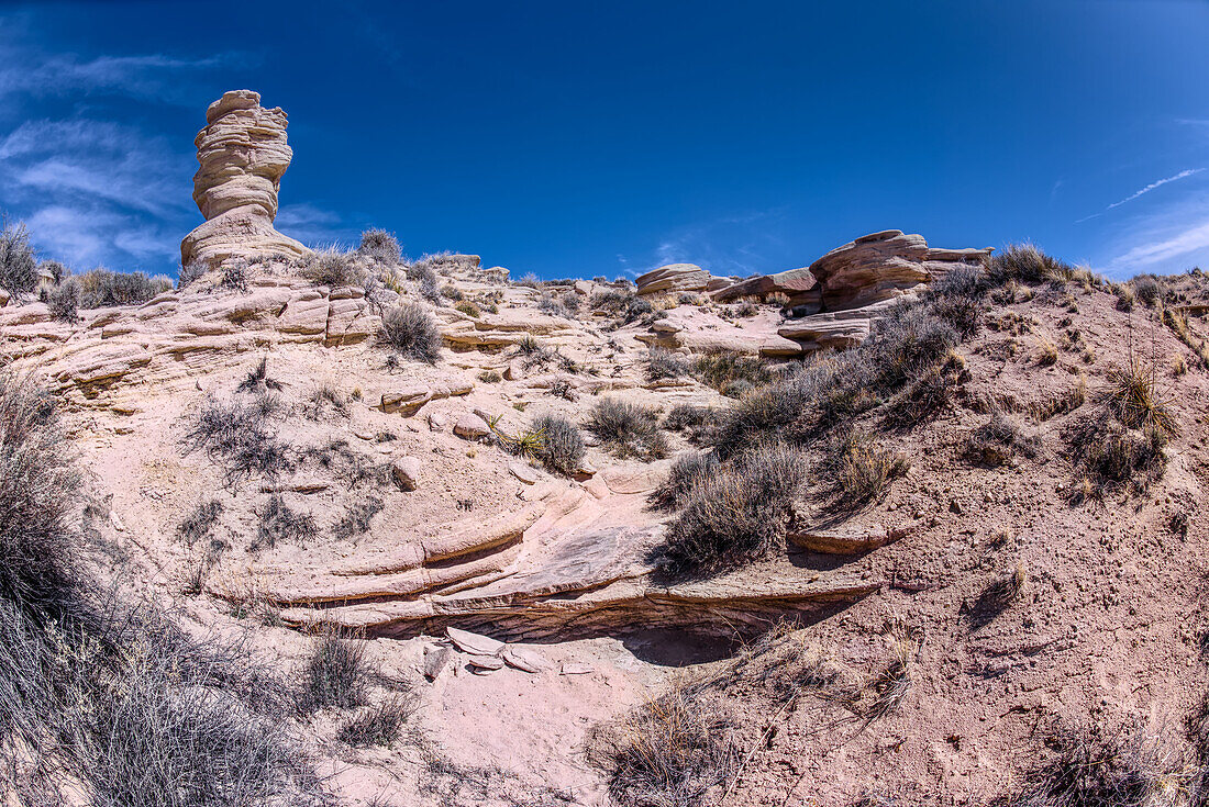 Ein trockener Wasserfall an der Westseite von Hamilili Point, Hamilili ist ein Zuni-Wort für versteinertes Holz, neben einem Hoodoo am Südende des Petrified Forest National Park, Arizona, Vereinigte Staaten von Amerika, Nordamerika