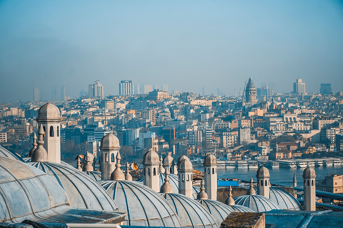 Blick über Istanbul und den Galata-Turm über eine Gruppe von Dachkuppeln, Istanbul, Türkei, Europa