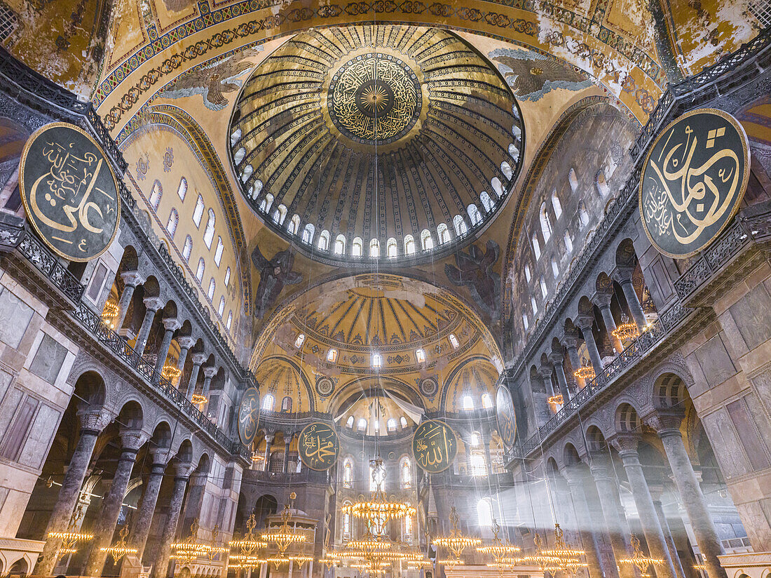 Innenansicht der Kuppel der Hagia Sophia Moschee, UNESCO-Weltkulturerbe, Istanbul, Türkei, Europa