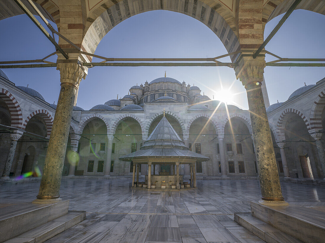 Innerer Kreuzgang der Fatih Camii Moschee, Istanbul, Türkei, Europa