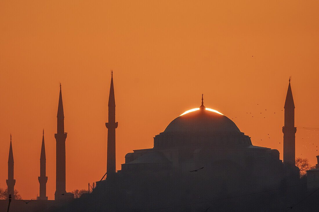 Sonnenschein hinter der Kuppel der Hagia Sophia Moschee, UNESCO-Weltkulturerbe, Istanbul, Türkei, Europa