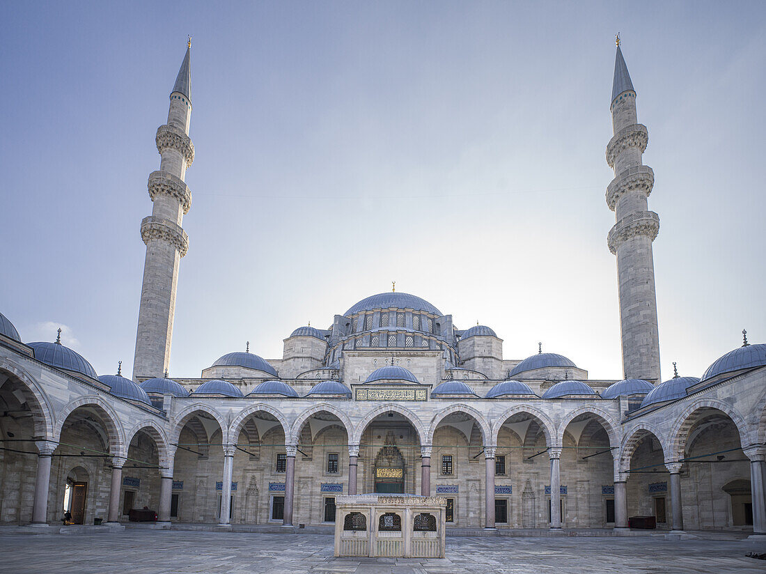 Innenplatz der Süleymaniye-Camii-Moschee mit zwei Minaretten am frühen Morgen, UNESCO-Welterbe, Istanbul, Türkei, Europa