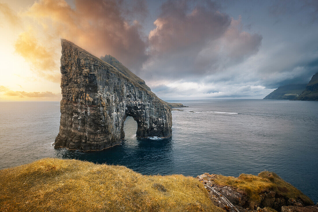 Sonnenuntergang bei Drangarnir, dem berühmten Seestapel auf der Insel Vagar, Färöer Inseln, Dänemark, Nordatlantik, Europa