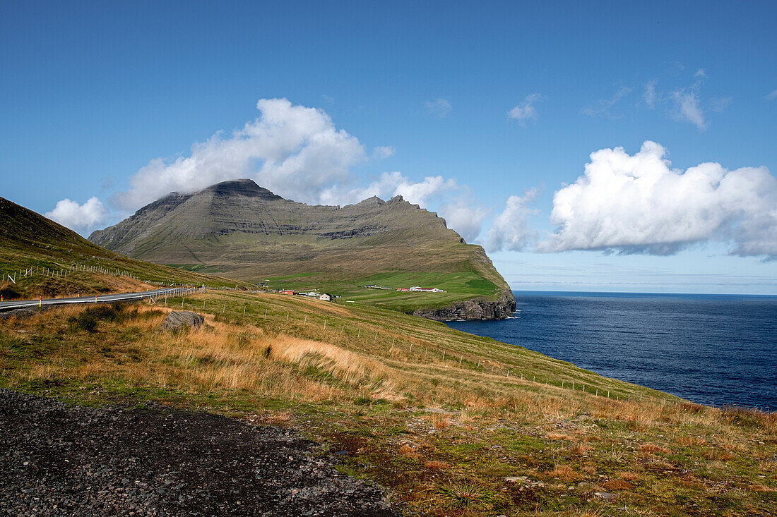 Ein sonniger Tag über den Bergen der Insel Vidoy, Färöer Inseln, Dänemark, Nordatlantik, Europa