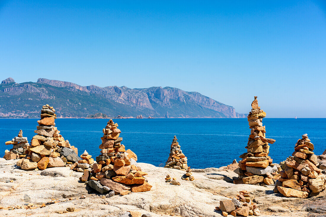 Felsentürme mit Küstenlandschaft von Sardinien im Hintergrund, Sardinien, Italien, Mittelmeer, Europa