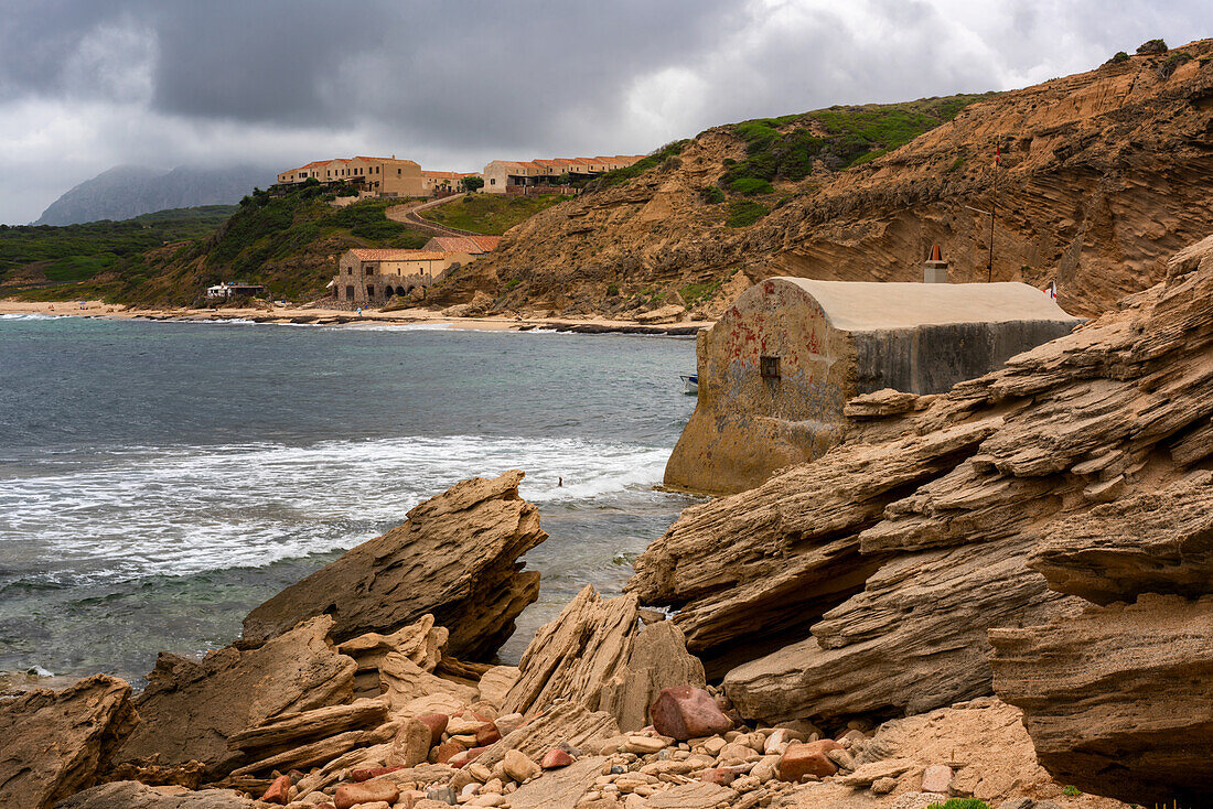 Altes Fischerhaus (Casa del Pescatore) in der Mitte des Meeres in Porto Paglia an der Küste, Sardinien, Italien, Mittelmeer, Europa