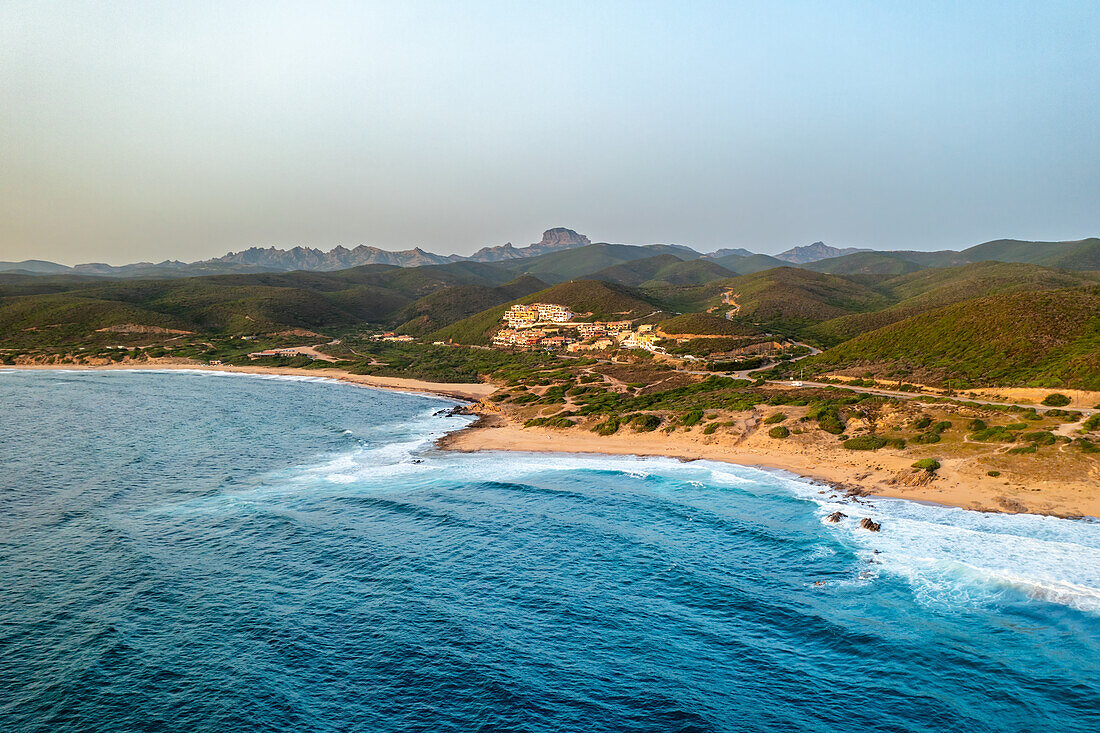 Portu Maga Dorf an der Costa Verde (Grüne Küste) von Sardinien, Luftbilddrohne bei Sonnenuntergang, Sardinien, Italien, Mittelmeer, Europa