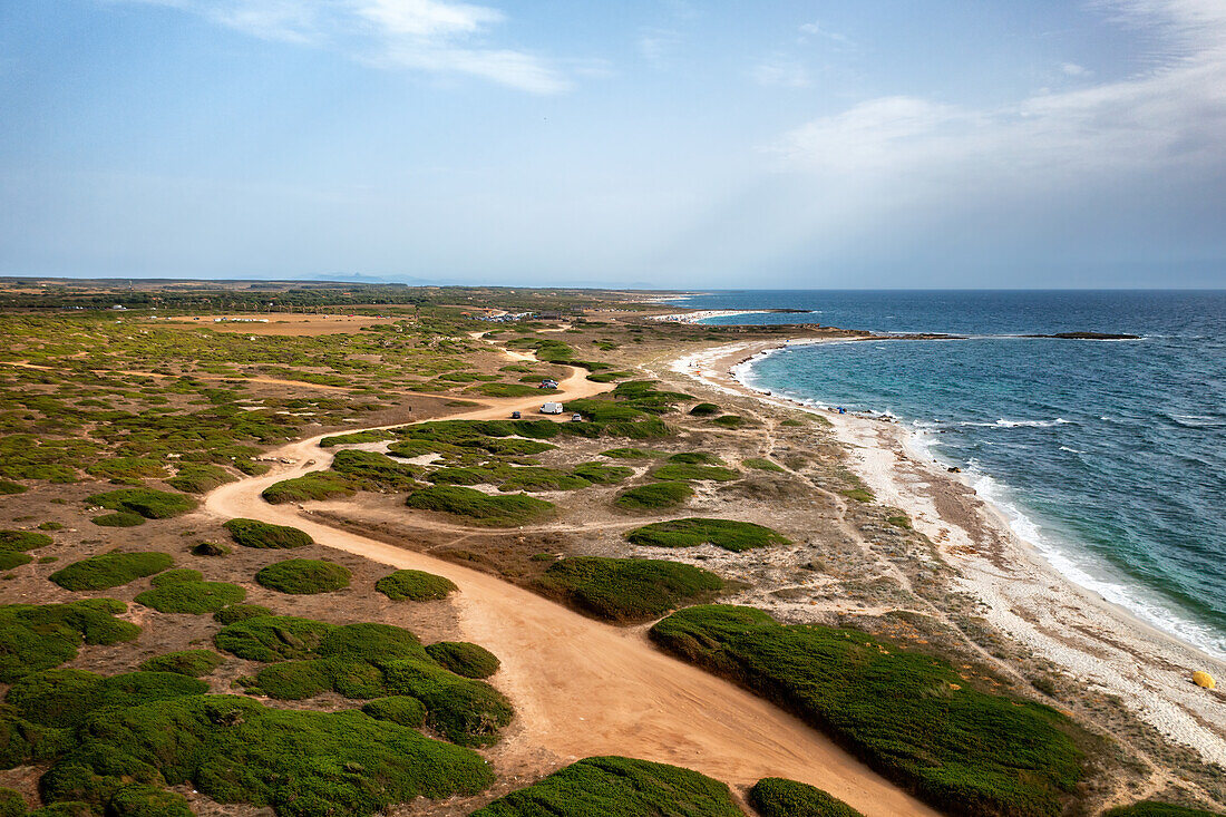 Su Bardoni wilder Strand, Drohnen-Luftaufnahme an der Küste von Sardinien mit geparkten Wohnmobilen, Sardinien, Italien, Mittelmeer, Europa