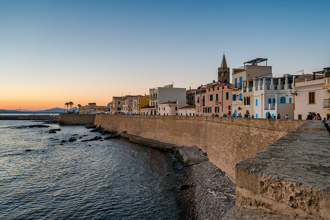 Alghero Stadtmauer und historische Gebäude bei Sonnenuntergang, Alghero, Sardinien, Italien, Mittelmeer, Europa