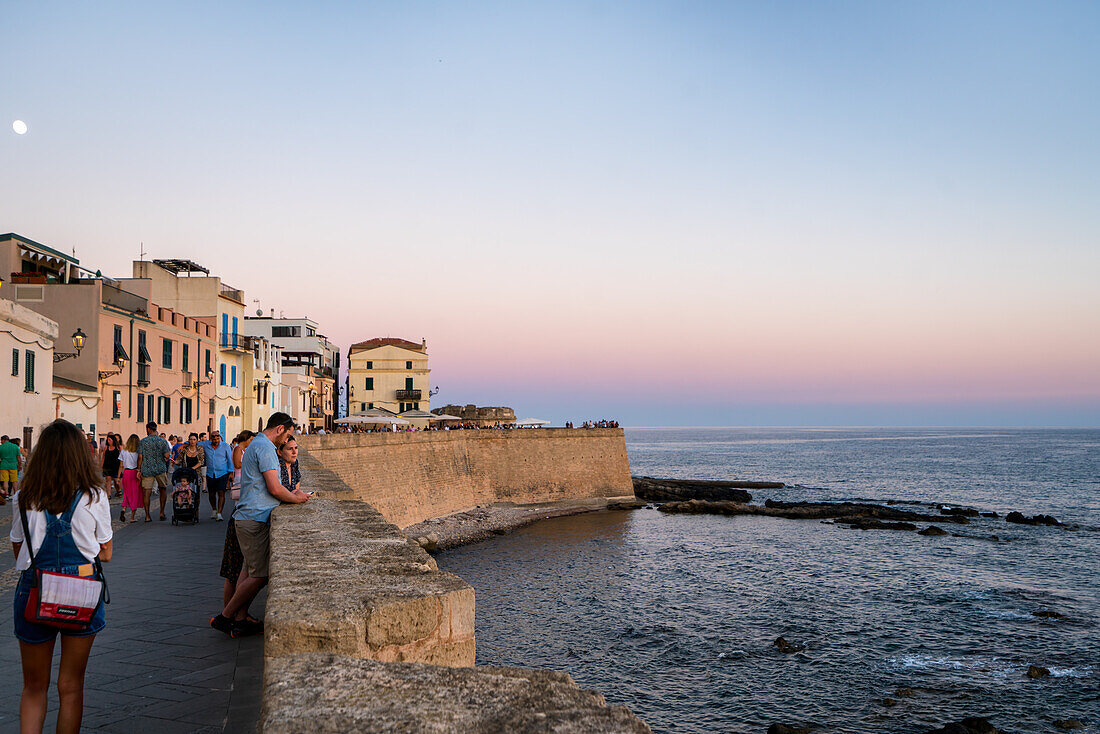 Stadtmauer von Alghero und historische Gebäude bei Sonnenuntergang, Alghero, Sardinien, Italien, Mittelmeer, Europa