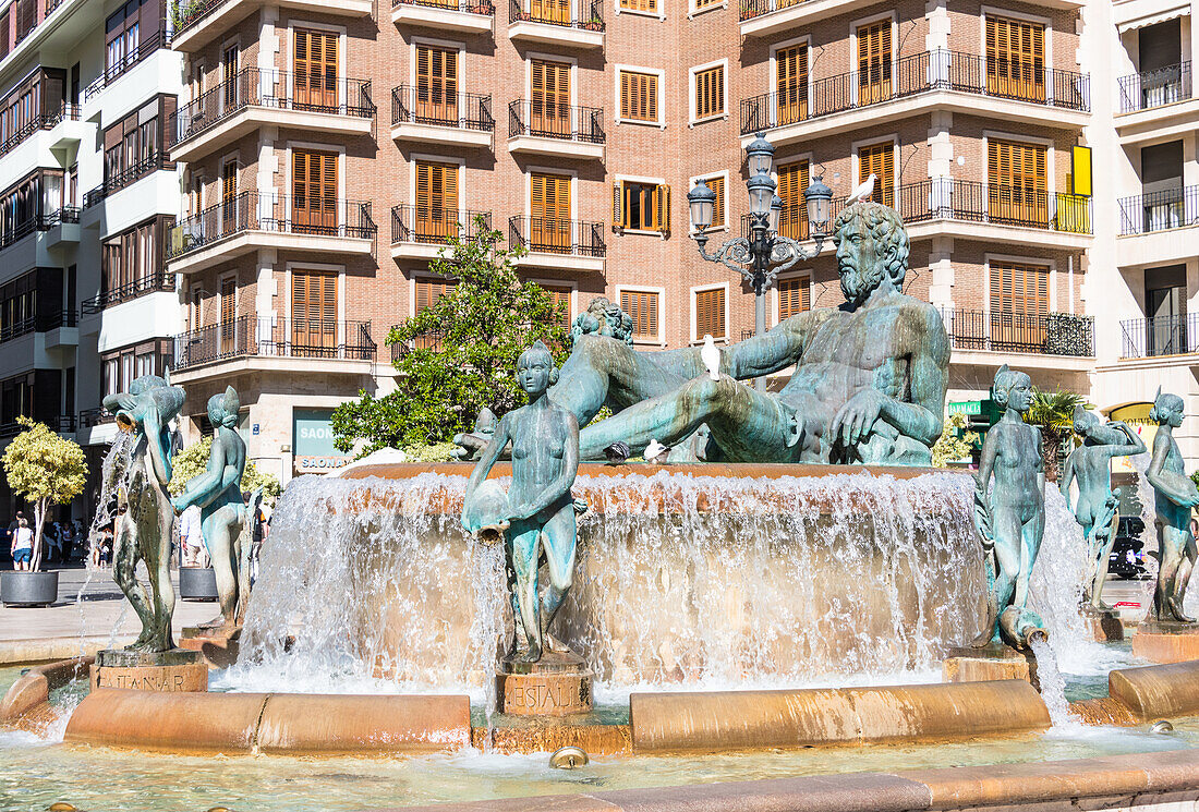 La Fuente del Turia, Wasserfontäne und Statuen zum Gedenken an den Fluss Turia, Plaza de la Virgen, Valencia, Spanien, Europa