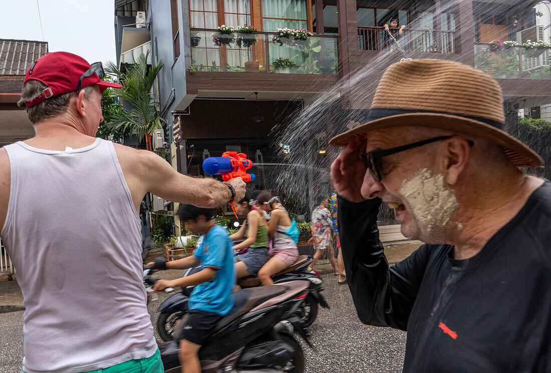 Songkram, thailändische buddhistische Neujahrsparade, Segnungen und Wasserschlachten in Chiang Mai, Thailand, Südostasien, Asien