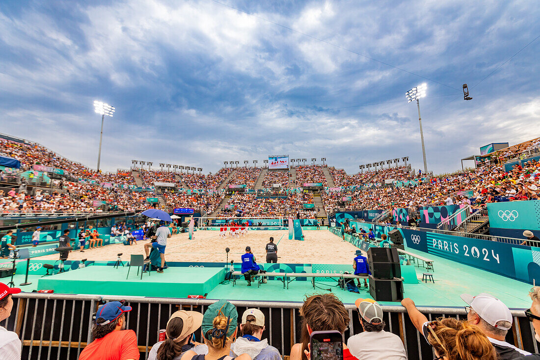 Beachvolleyball bei den Olympischen Spielen 2024 in Paris, Eiffelturm, Paris, Frankreich, Europa