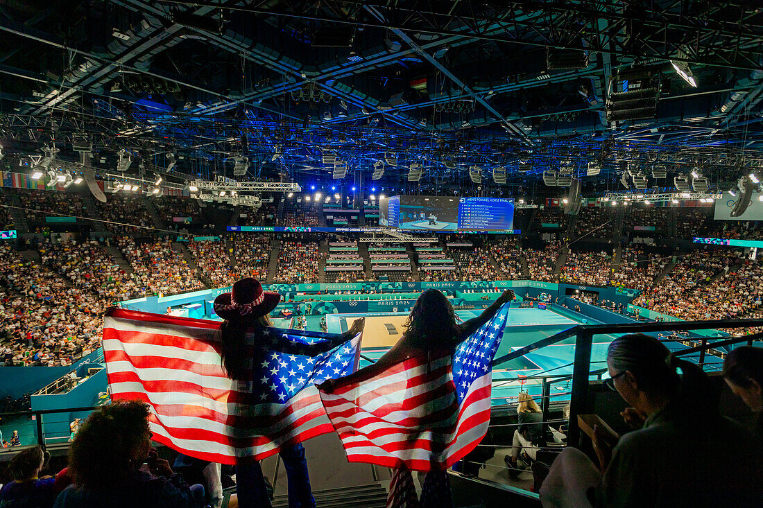 Patriotische Amerikanerinnen, die das Team usa gymnastics bei den Olympischen Spielen Paris 2024 anfeuern, Bercy Arena, Paris, Frankreich, Europa