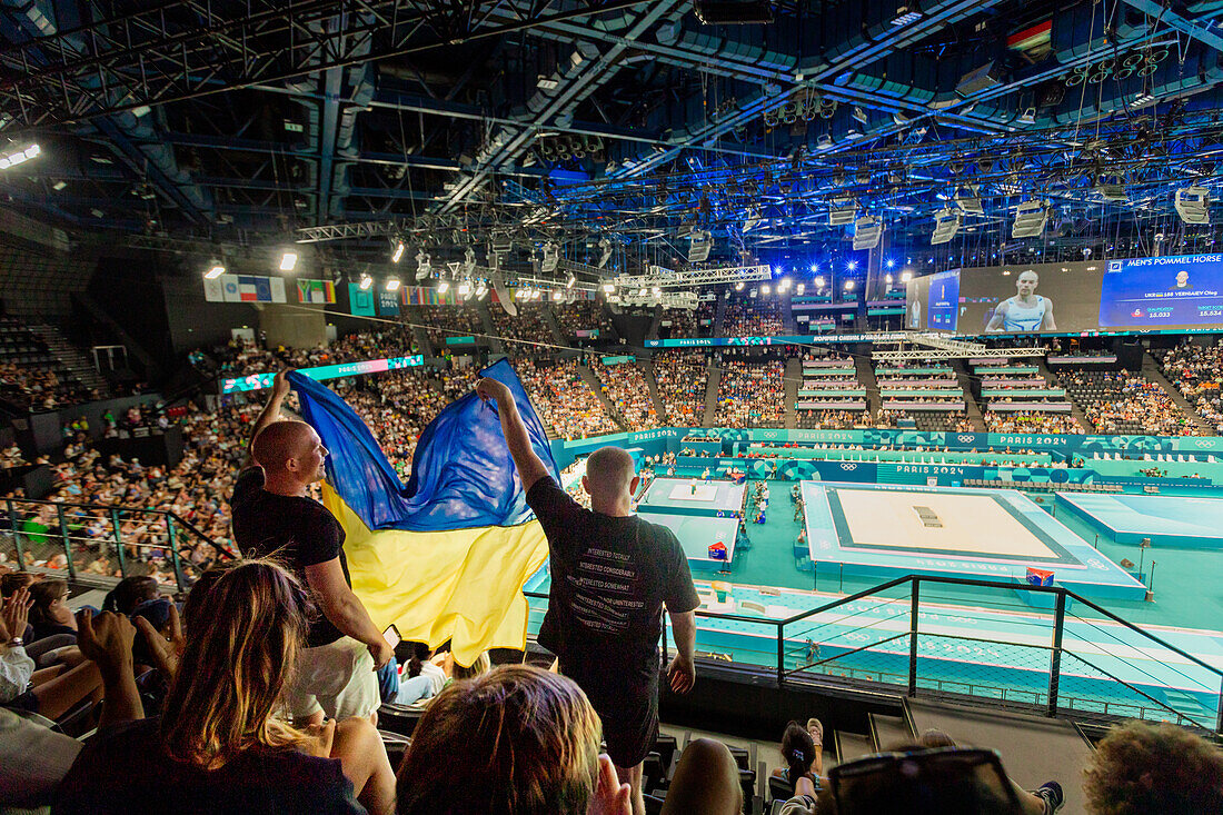 Patriotische ukrainische Männer, die das Männerturnen bei den Olympischen Spielen Paris 2024 anfeuern, Bercy Arena, Paris, Frankreich, Europa