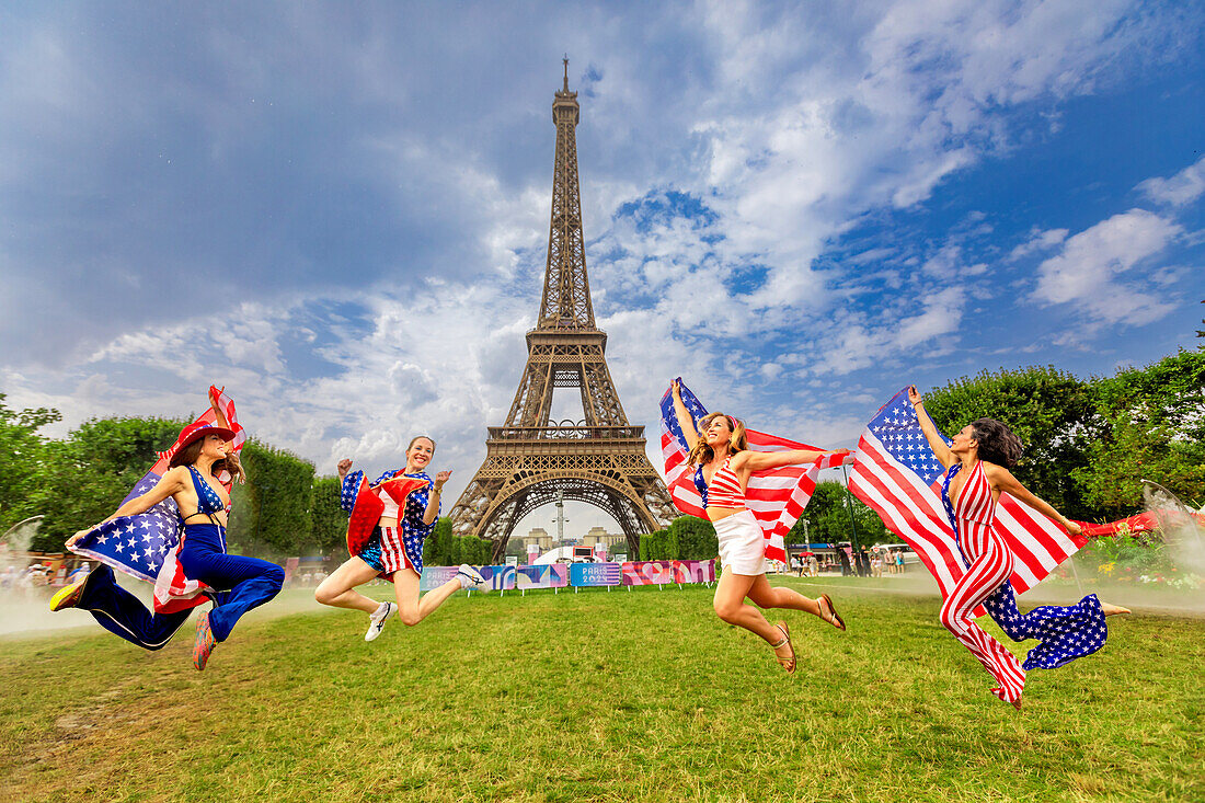 Patriotische amerikanische Frau, die bei den Olympischen Spielen Paris 2024 springt und jubelt, Eiffelturm-Stadion, Paris, Frankreich, Europa