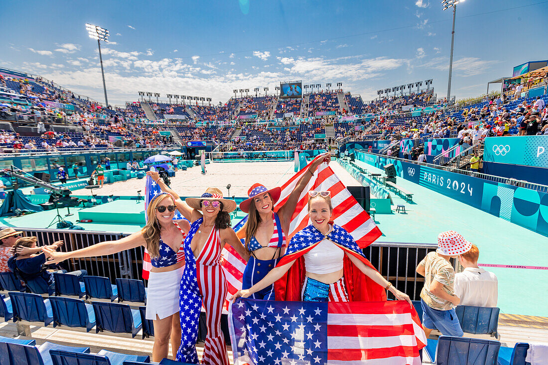 Patriotische amerikanische Frau springt und jubelt für das Team USA und die Olympischen Spiele Paris 2024 vor dem Eiffelturm, Paris, Frankreich, Europa