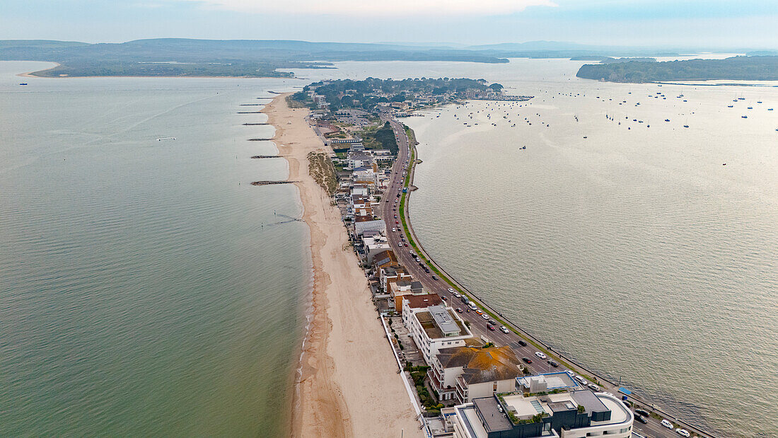 Luftaufnahme von Sandbanks, einer schmalen Landzunge, die in den Hafen von Poole hineinragt, mit Studland und Brownsea Island dahinter, Dorset, England, Vereinigtes Königreich, Europa