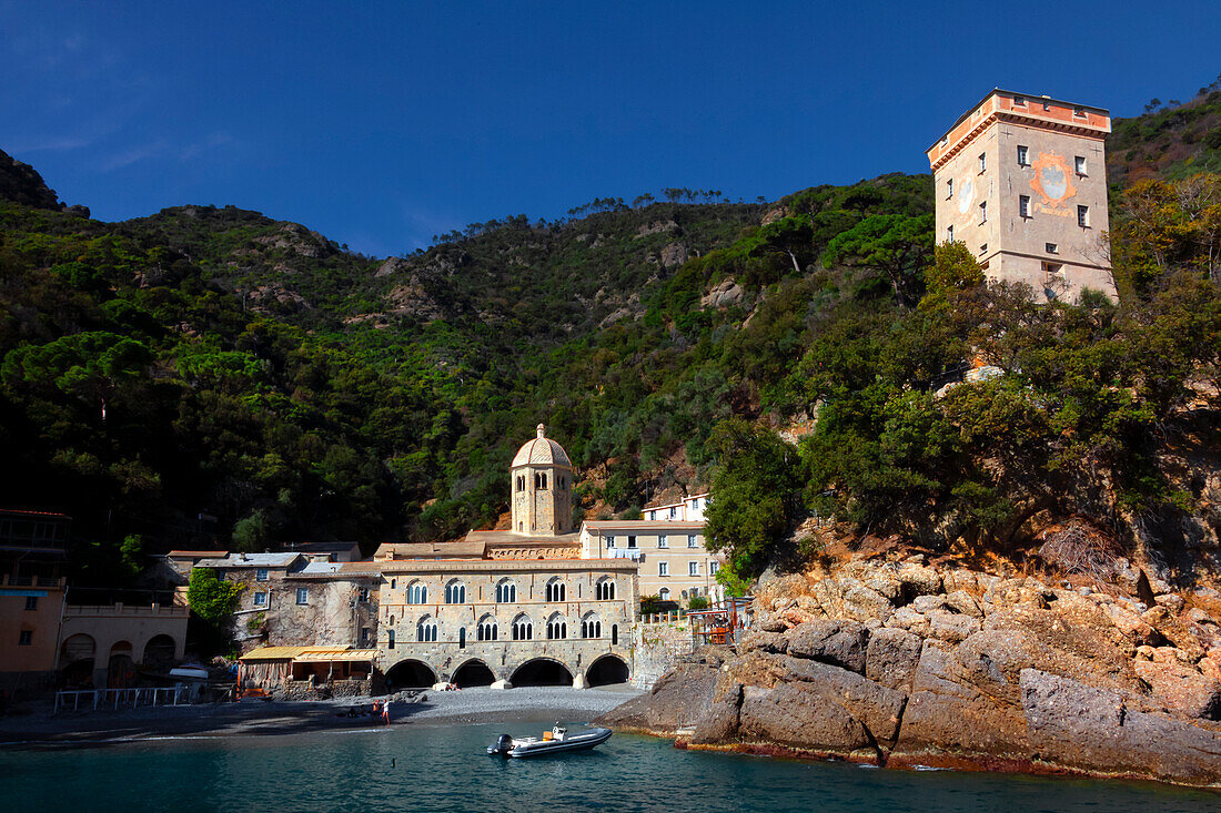 Abtei San Fruttuoso, ein romanischer Sakralbau in einer abgelegenen Bucht an der italienischen Riviera in der Nähe von Genua, zwischen Camogli und Portofino, Ligurien, Italien, Europa