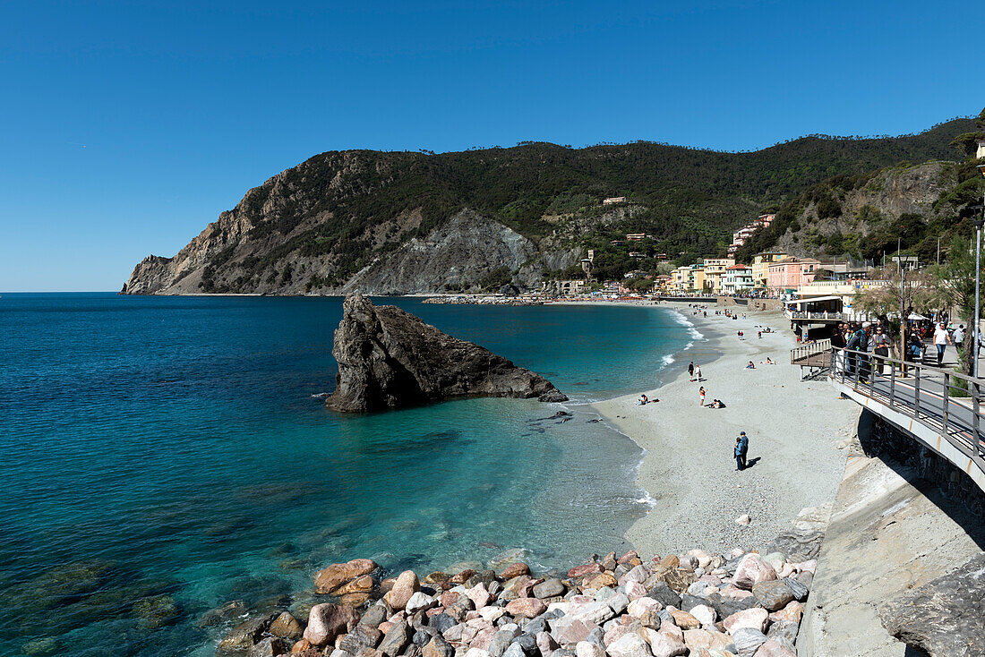 Ein Blick auf den Strand von Monterosso al Mare, einer Stadt in den Cinque Terre, UNESCO-Weltkulturerbe, Ligurien, Italien, Europa