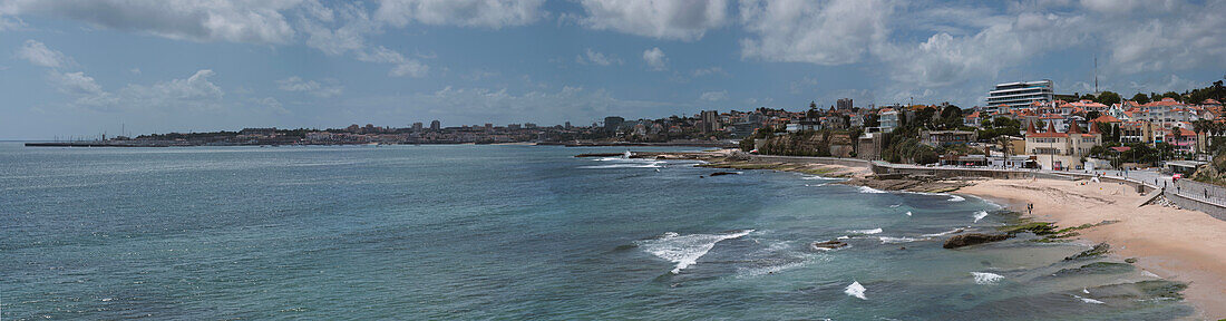 Panoramablick aus der Vogelperspektive auf die portugiesische Rivieraküste von Sao Pedro do Estoril bis Cascais, etwa 25 km westlich von Lissabon, Portugal, Europa