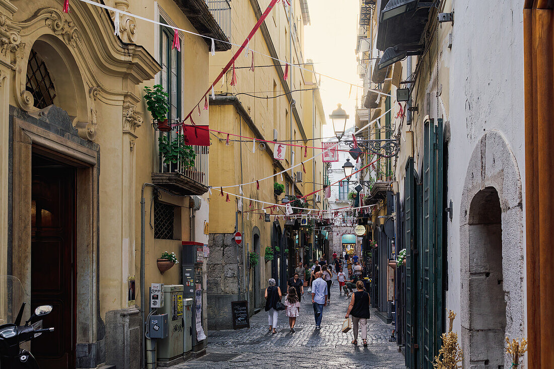 Gasse mit Menschenmenge auf einer Kopfsteinpflasterstraße um historische Flachbauten, Salerno, Kampanien, Italien, Europa