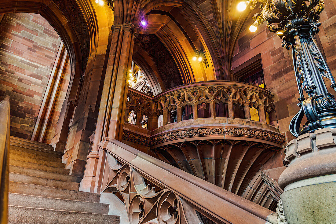 Treppe in John Rylands neugotischer Bibliothek mit seltenen Büchern, Manchester, England, Vereinigtes Königreich, Europa