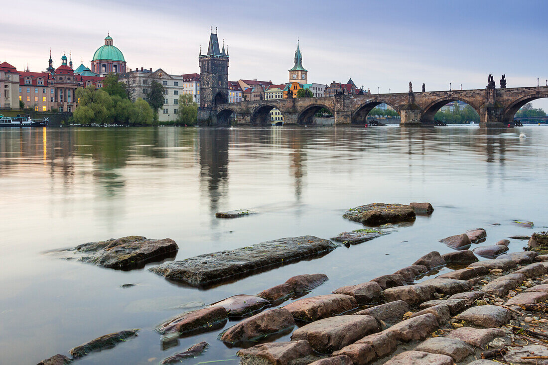 Karlsbrücke, Altstädter Brückenturm und Kuppel der Kirche St. Franz von Assisi an der Moldau, UNESCO-Weltkulturerbe, Prag, Tschechische Republik (Tschechien), Europa