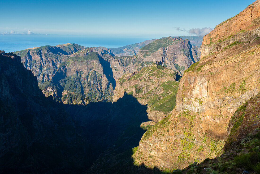 Berge um den Gipfel des Pico do Arieiro, Santana, Madeira, Portugal, Atlantik, Europa