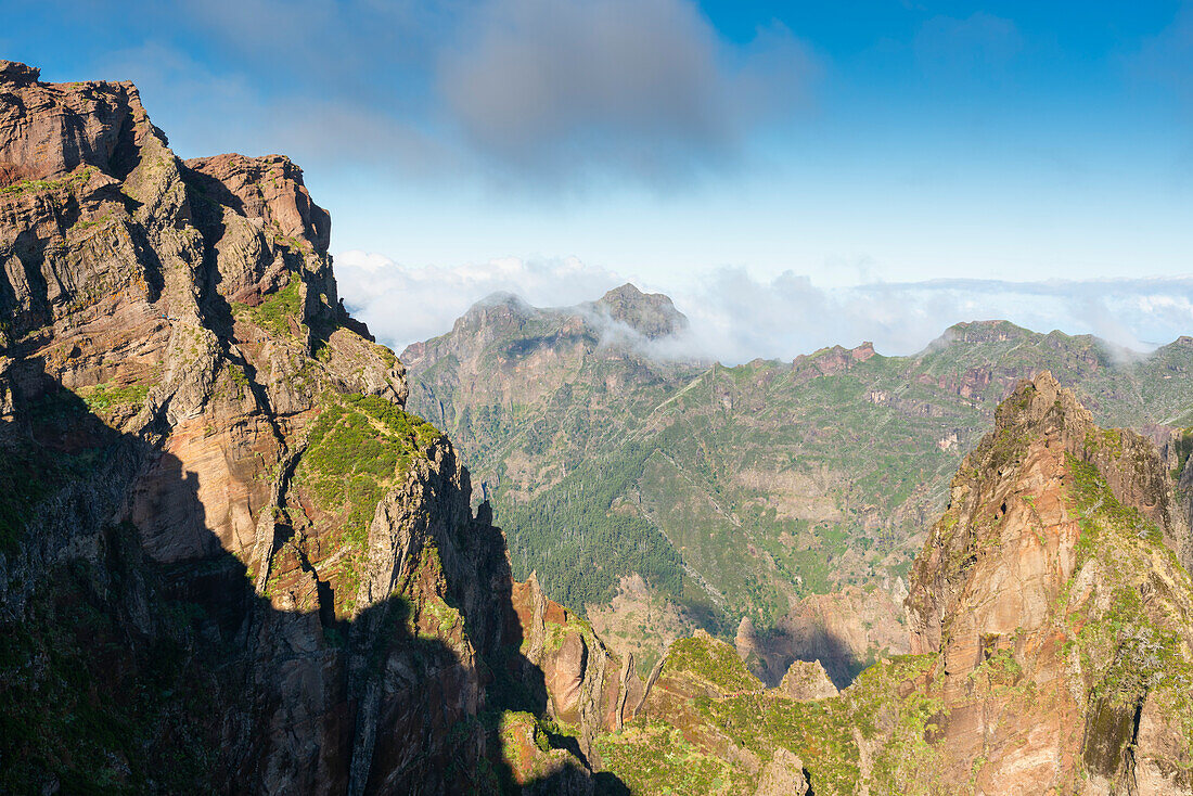 Berge um den Gipfel des Pico do Arieiro, Santana, Madeira, Portugal, Atlantik, Europa