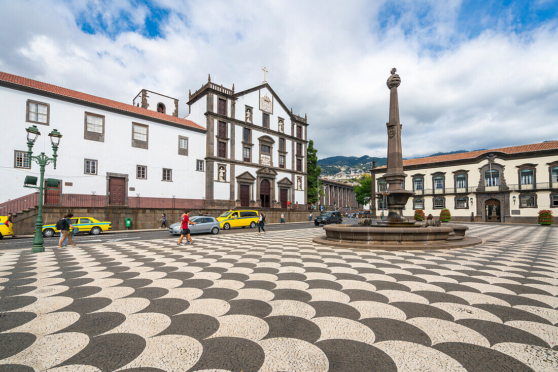 Die Kirche des Heiligen Johannes des Evangelisten des Kollegiums von Funchal und der Wasserbrunnen am Praca do Municipio, Funchal, Madeira, Portugal, Atlantik, Europa