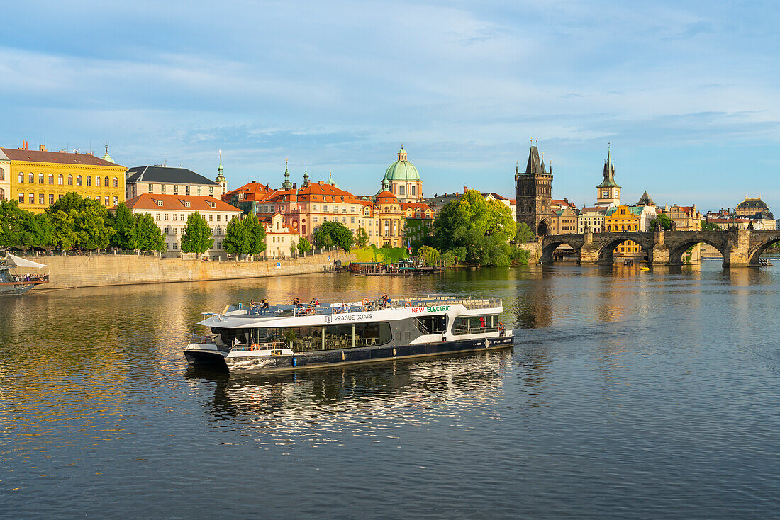 Tourist boat on Vltava River with Charles Bridge in background, UNESCO World Heritage Site, Prague, Bohemia, Czech Republic (Czechia), Europe