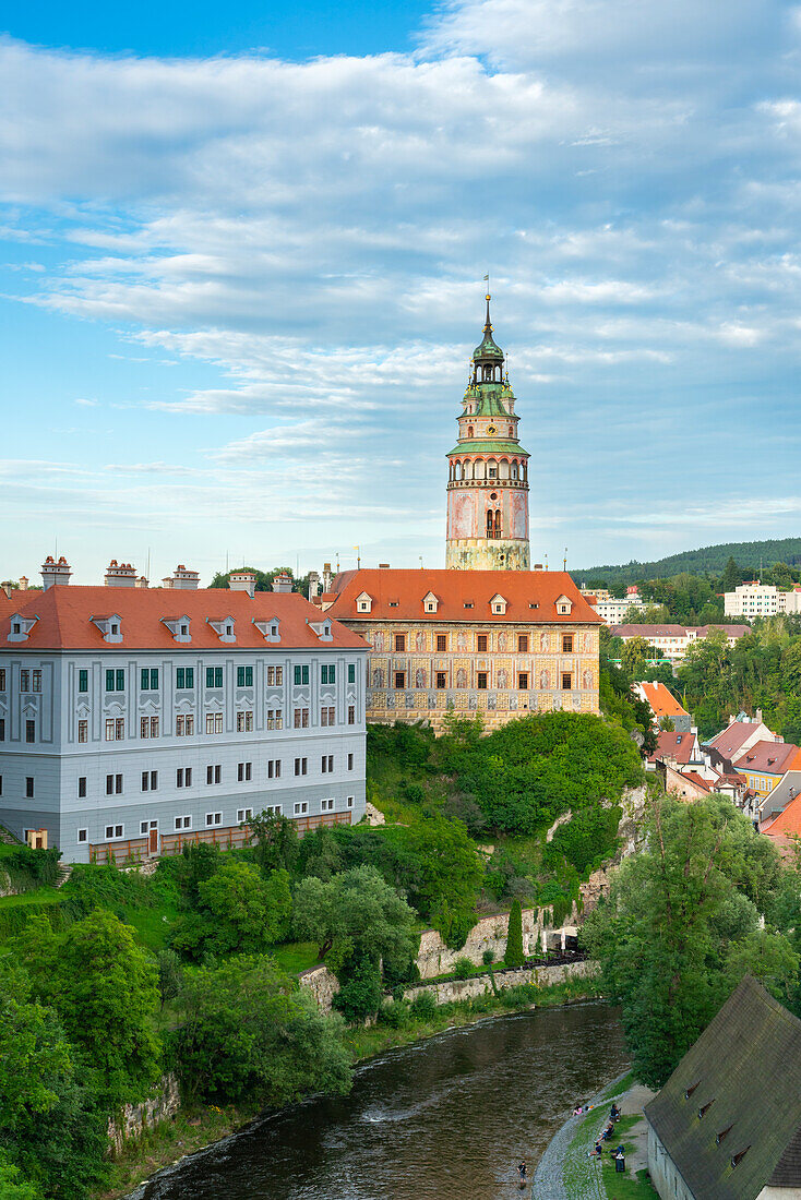 Vltava River by State Castle and Chateau Cesky Krumlov in town, UNESCO World Heritage Site, Cesky Krumlov, South Bohemian Region, Czech Republic (Czechia), Europe