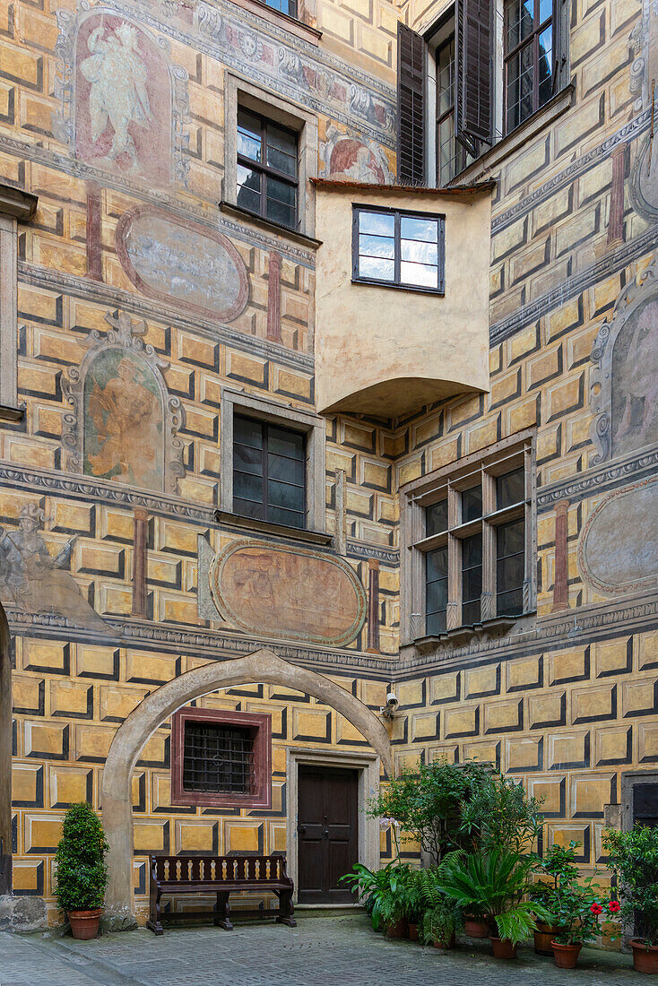 Detail einer Fassade und eines Fensters in den Räumlichkeiten der Burg und des Schlosses Cesky Krumlov, Cesky Krumlov, UNESCO-Weltkulturerbe, Südböhmische Region, Tschechische Republik (Tschechien), Europa