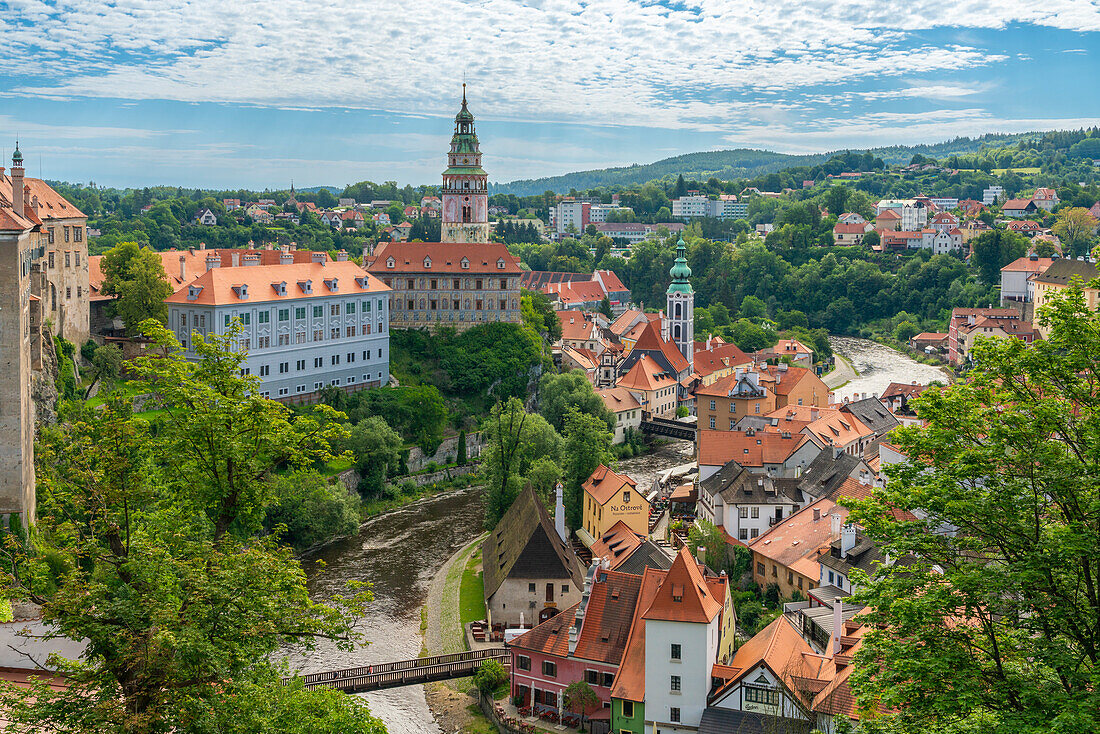 Vltava River by State Castle and Chateau Cesky Krumlov in town, UNESCO World Heritage Site, Cesky Krumlov, South Bohemian Region, Czech Republic (Czechia), Europe