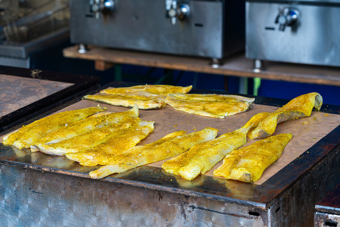 Fischfilets auf dem Grill während der Fischernte am Rozmberk-Teich, UNESCO-Biosphäre, Trebon, Bezirk Jindrichuv Hradec, Südböhmische Region, Tschechische Republik (Tschechien), Europa