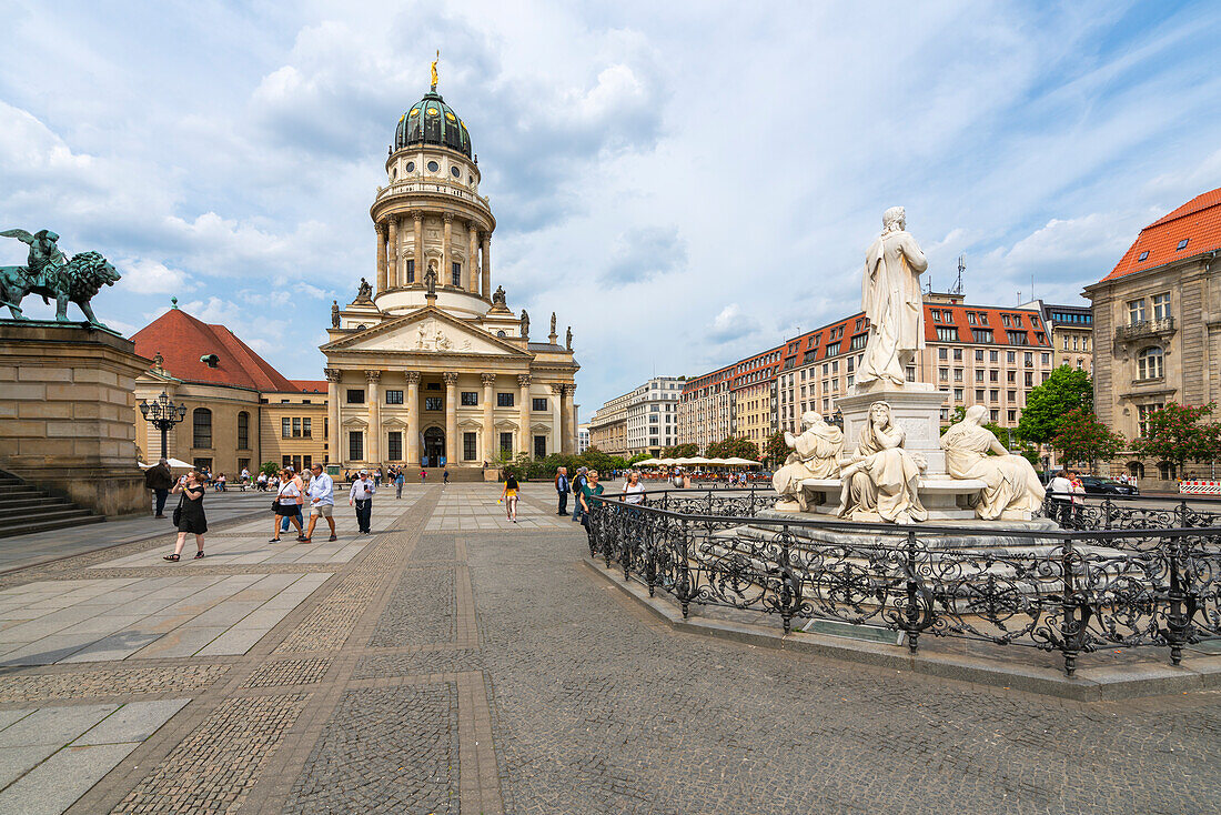 Franzosischer Dom und Schillerdenkmal am Gendarmenmarkt, Mitte, Berlin, Deutschland, Europa