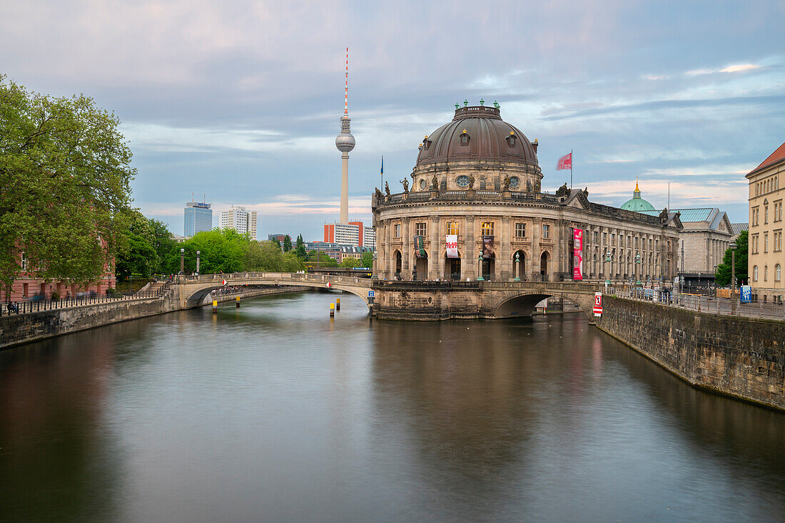 Bode-Museum und Fernsehturm, Museumsinsel, UNESCO-Welterbe, Berlin, Deutschland, Europa